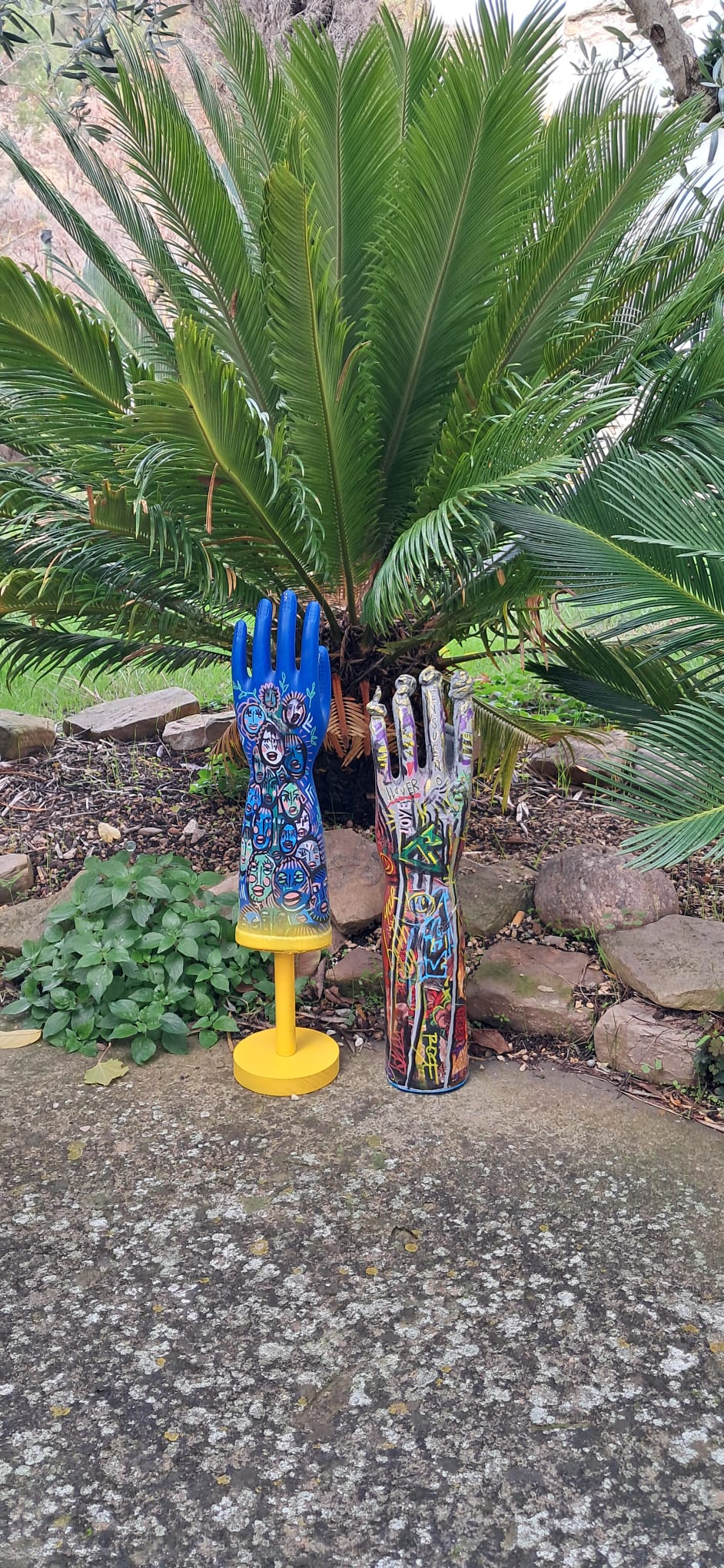 Guantes de arte — en jardín con palmera