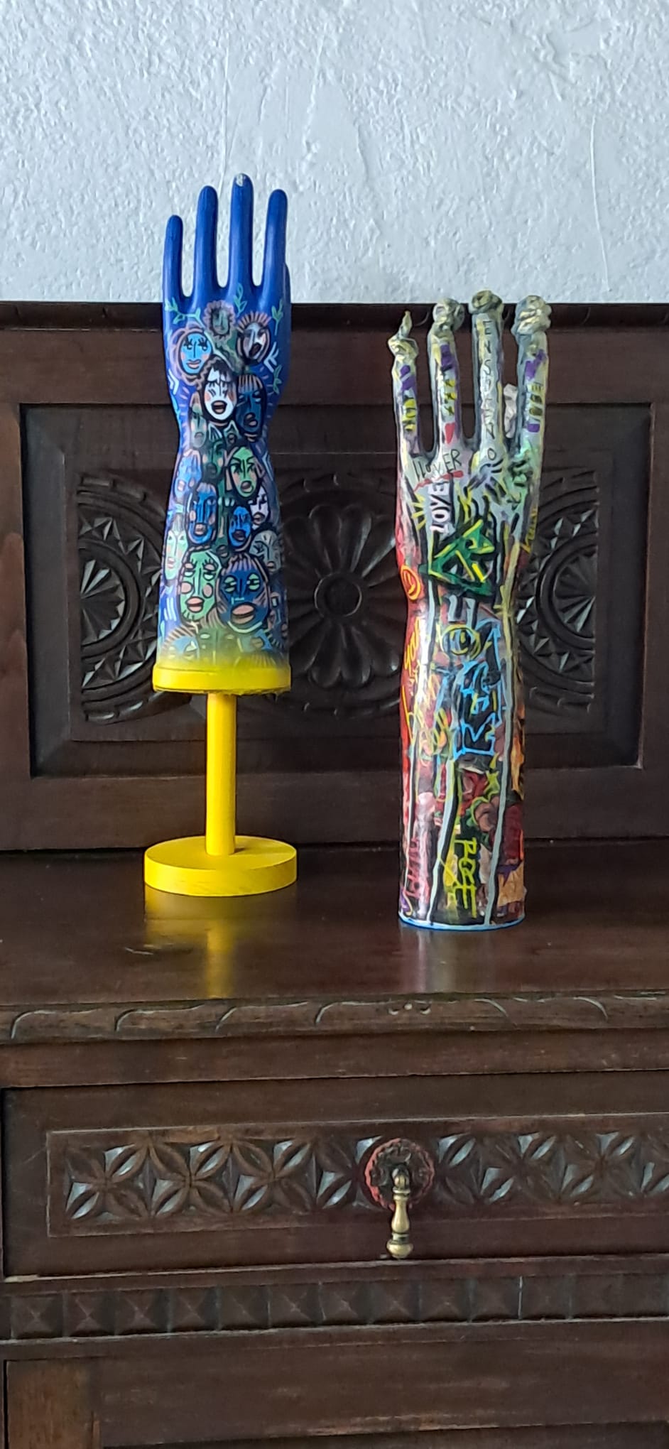 Guantes de arte — conjunto sobre aparador tallado
