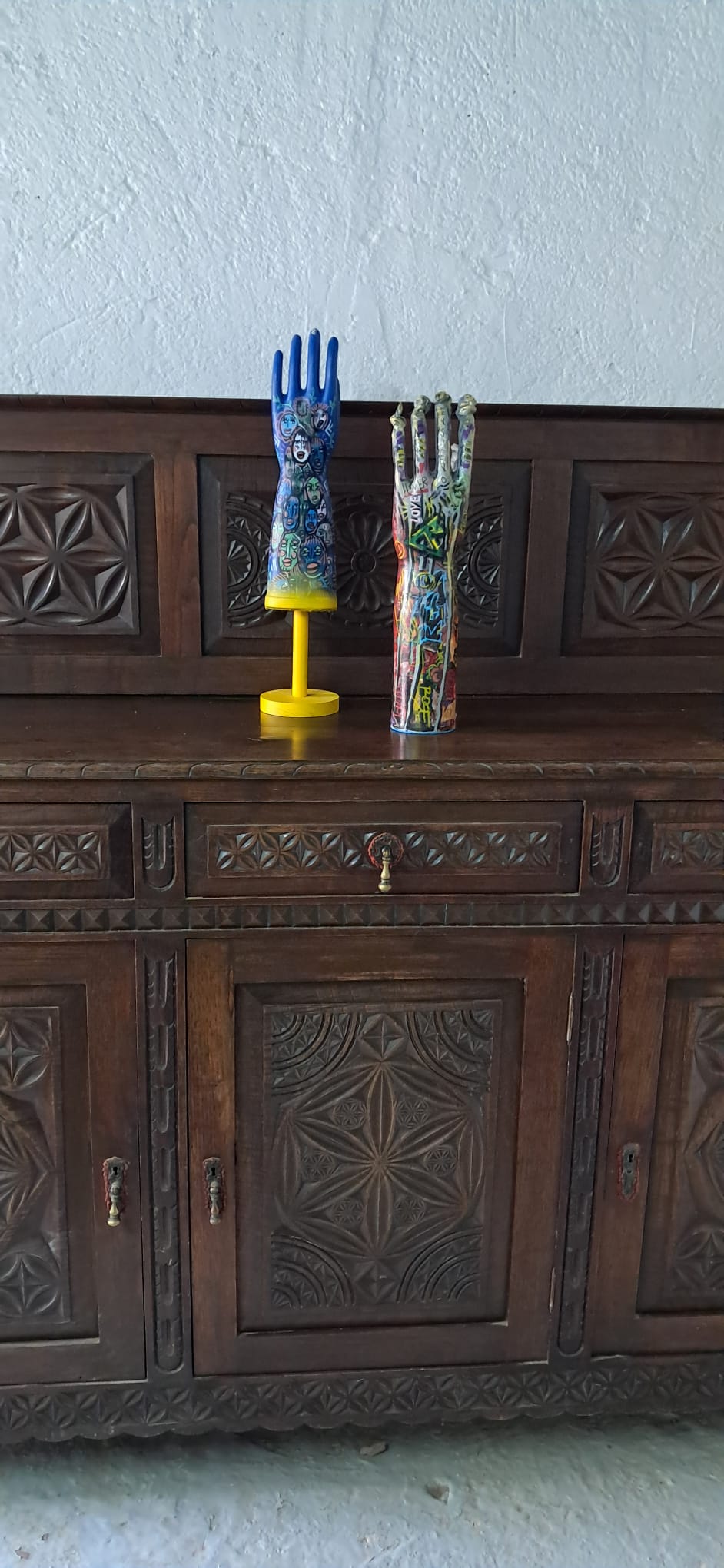 Guantes de arte — vista general sobre aparador