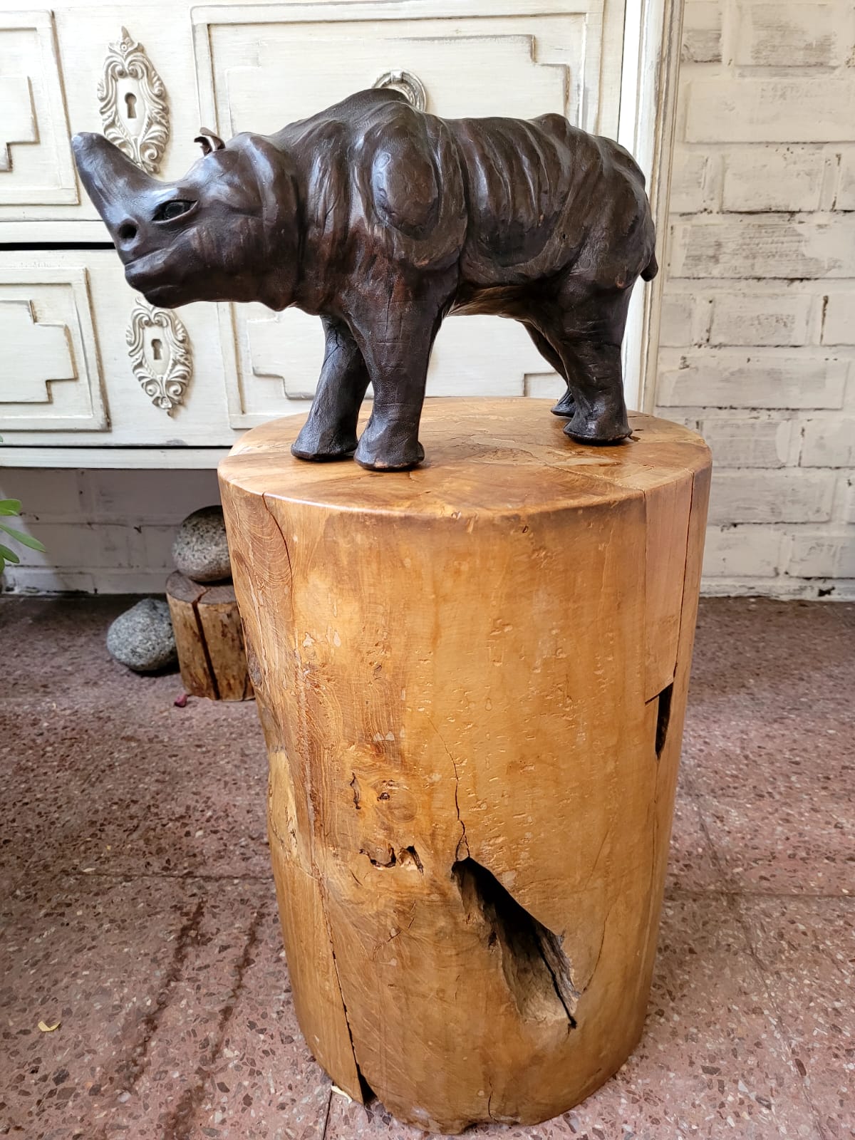 Rinoceronte de cuero — sobre peana de madera