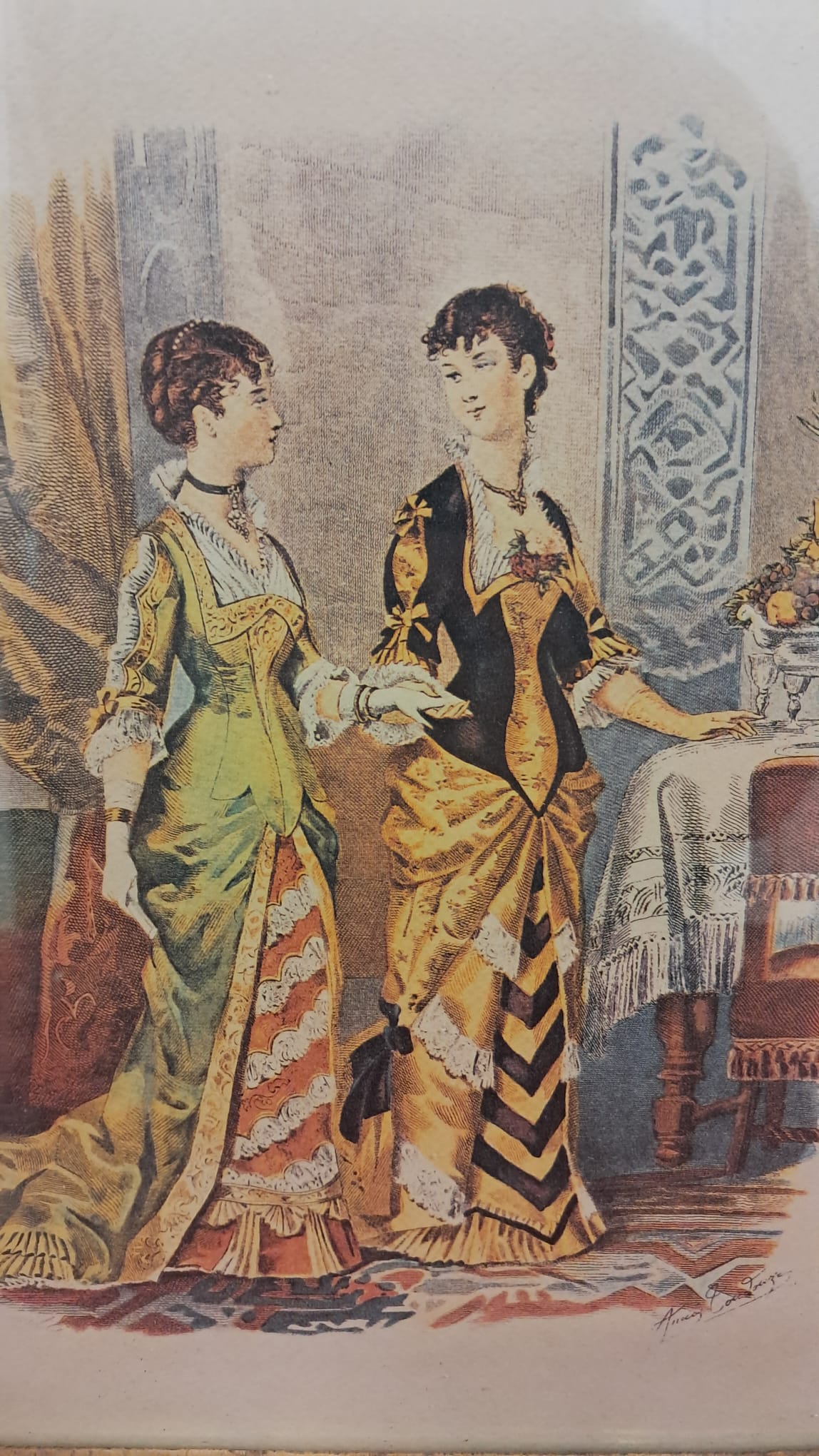 Lámina de moda — dos damas en salón de estilo victoriano