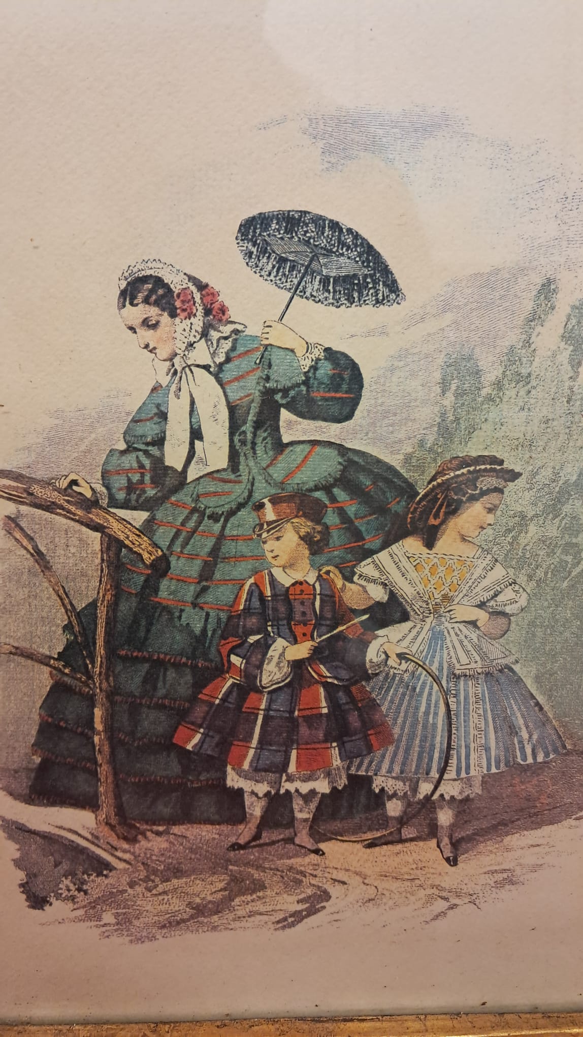 Lámina de moda — dama con niños en exterior