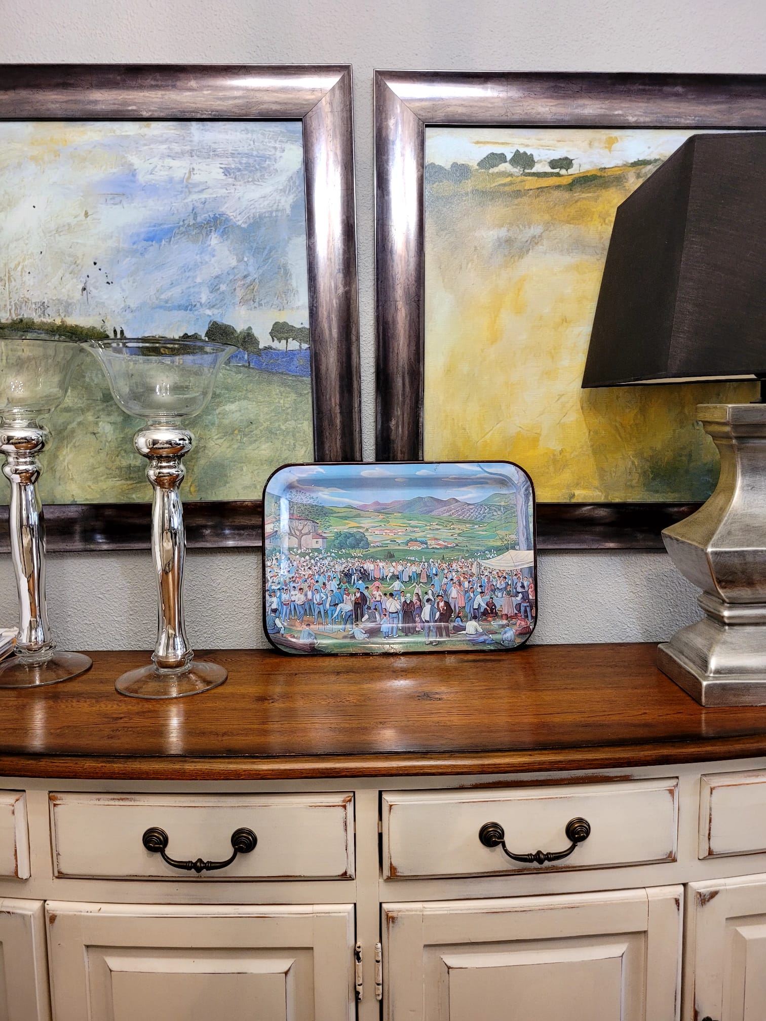 Bandeja sobre aparador — vista decorativa